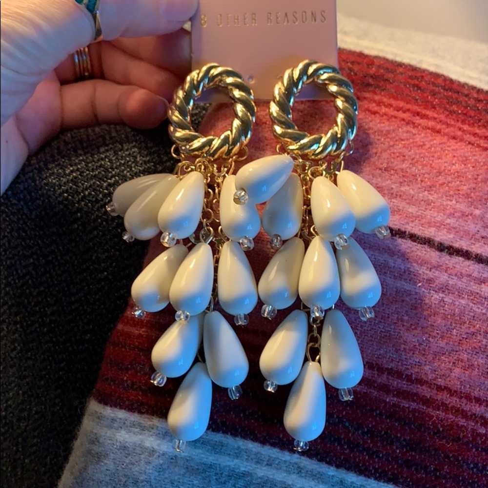 8 other reasons queen dusters white/gold statement